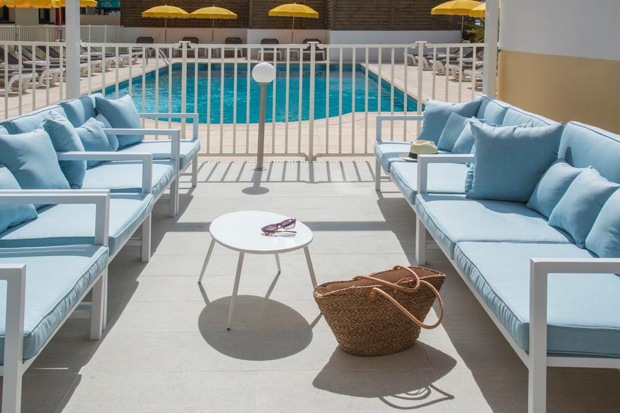 terrasse coté piscine