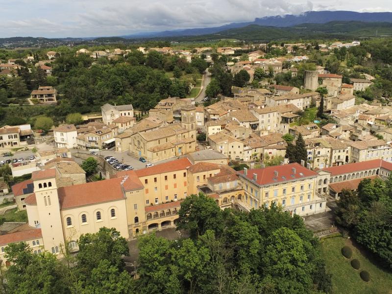 Le site de la Maison St Joseph au sein du village d'Allex
