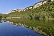 Vue sur les falaises de Larina depuis le lac d'Hières sur Amby - Balcons du Dauphiné
