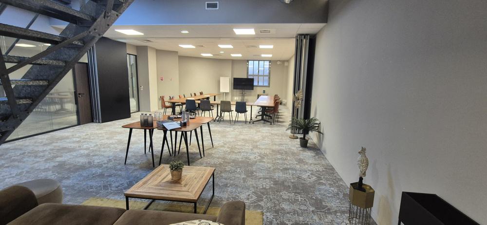 Notre Espace Méditerranée + Tisanerie de 100 m² est un lieu unique, conçu pour offrir une grande flexibilité tout en garantissant un cadre plus intime et privé. Cet espace est idéal pour tous types d'événements, tels que des formations, séminaires, forums, lancements de produits, réunions ou meetings, et est réservable à la demi-journée ou à la journée.
