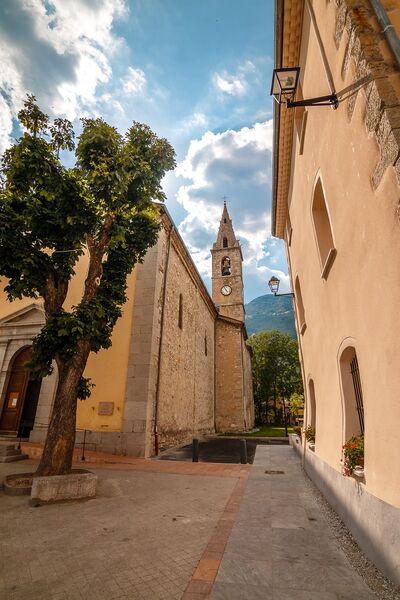 Place de l\'église du village de Saint-André-les-Alpes