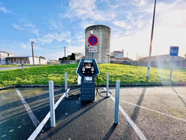 Borne électrique parking du moulin neuf