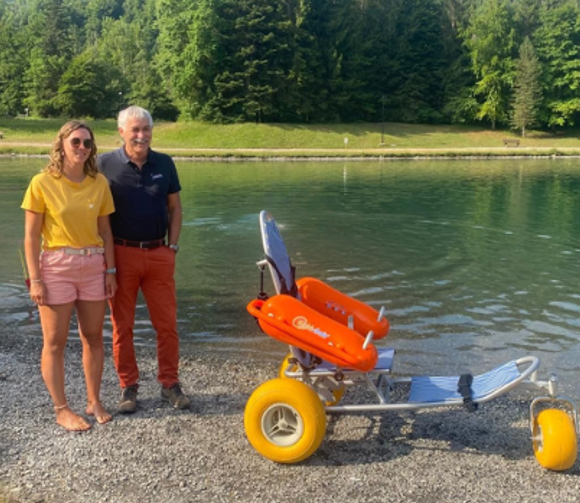 Prêt de fauteuil roulant de plage (Tiralo) au Lac aux Dames pour les personnes à mobilité réduite_Samoëns