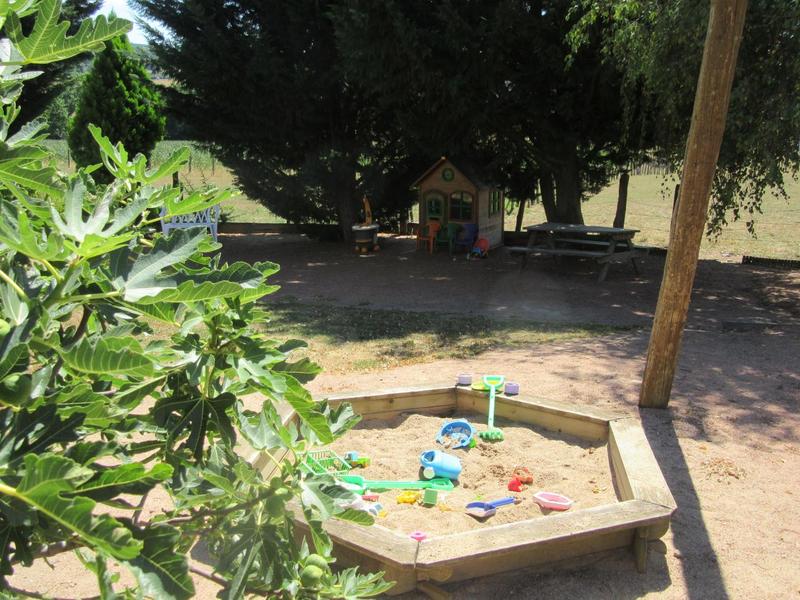 Gîte \'La Clef des Champs\' à Saint-Jean-La Bussière - 1 km du Lac des Sapins - (Rhône - Monts du Beaujolais) :espace jeux extérieurs, bac à sable.