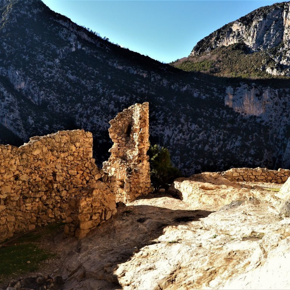 ouvrage défensif qui daterait du 14è siècle. On l'appelle aussi le Chateau d'Aiglun