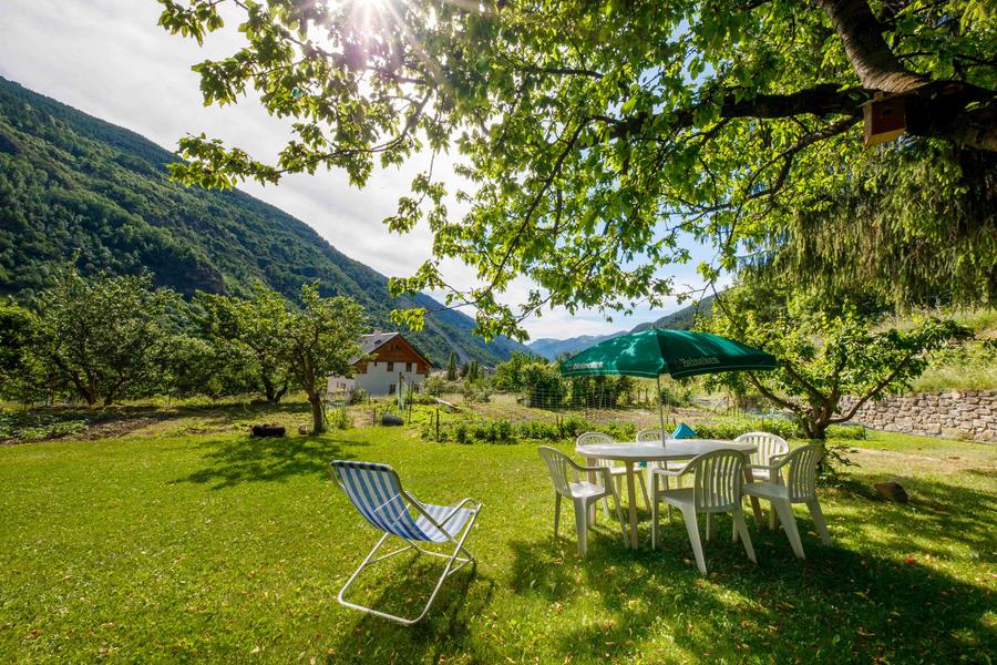 Gîte Les Rosiers-Mobilier de jardin-vue sur les sommets du Mercantour avec de nombreuses randonnées, et des activités ludiques au village ou a la station d'Auron