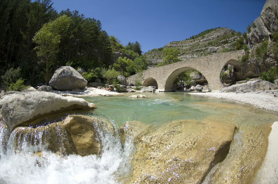 Pont médiéval de Châteauneuf-de-Chabre | Autrement Dit Communication Pont médiéval de Châteauneuf-de-Chabre