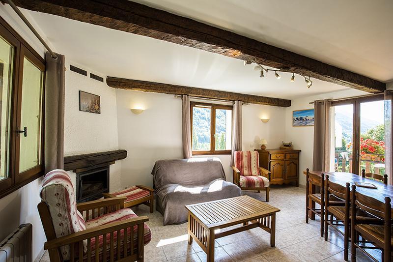Gîte Les Cytises-Séjour/Coin repas-Saint-Étienne-de-Tinée-Gîtes de France des Alpes-Maritimes