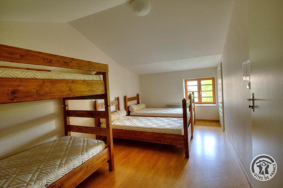 Grand Gîte communal - 15 personnes à Affoux - centre du village, en Haut Beaujolais, dans le Rhône : Dortoir - 4 personnes - 2ème étage.