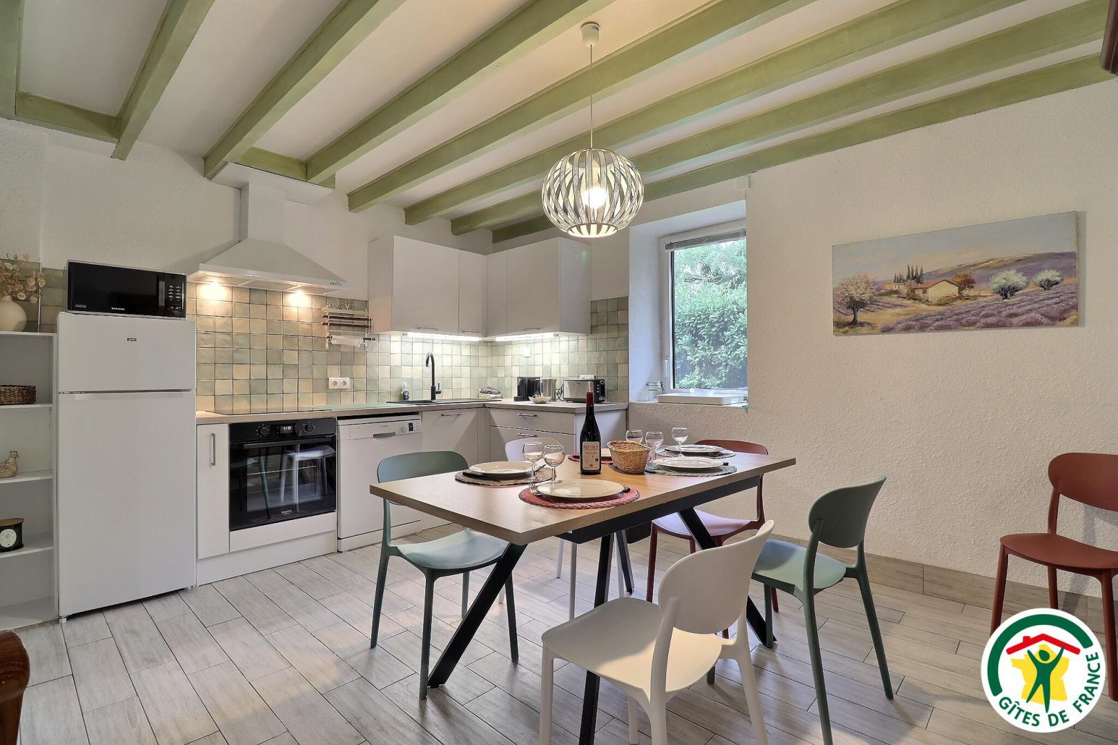 Cuisine équipée et espace repas