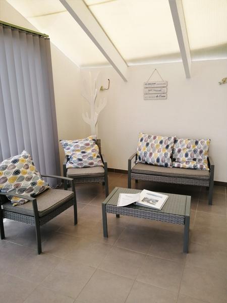 Trois fauteuils et une table basse.
