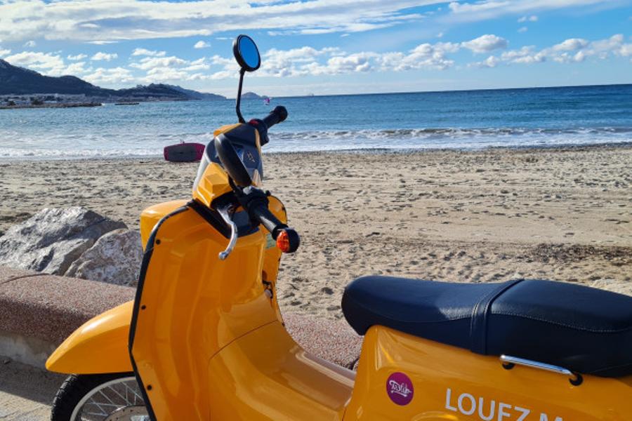 Découvrir les calanques en scooter électrique avec GPS!