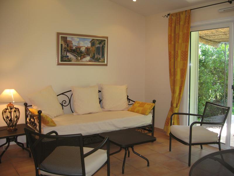 Séjour avec canapé-lit