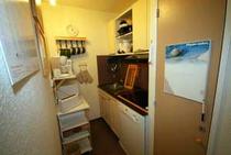 Coin cuisine avec espace de rangement, plaques électriques