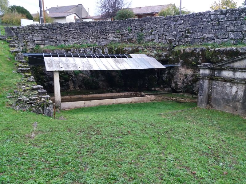 Le lavoir et sa charpente métallique