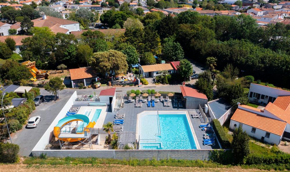 Le parc aquatique depuis une vue aérienne, avec ses bassins et son toboggan géant.