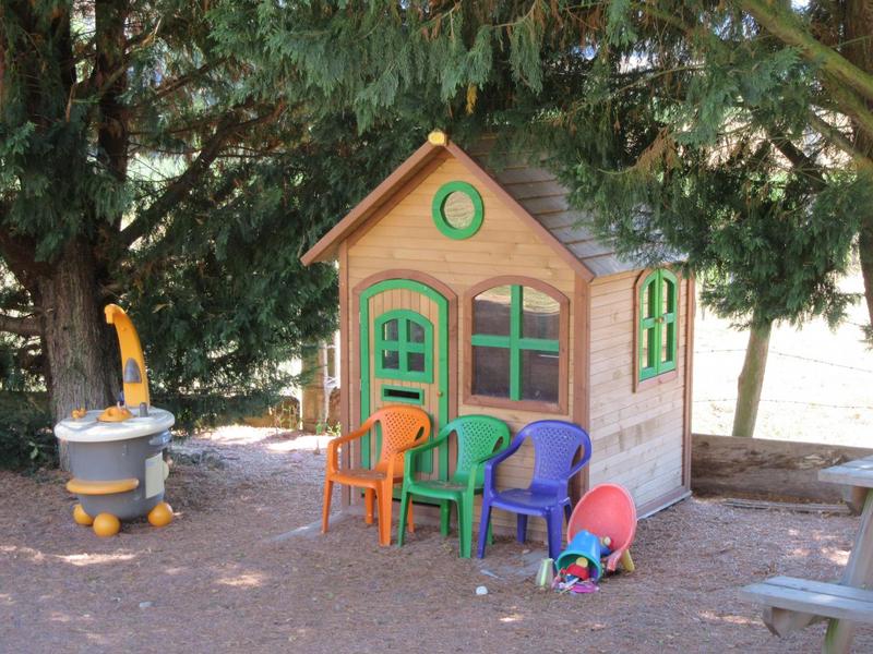 Gîte \'La Clef des Champs\' à Saint-Jean-La Bussière - 1 km du Lac des Sapins - (Rhône - Monts du Beaujolais) : la maison des petits à l\'extérieur.