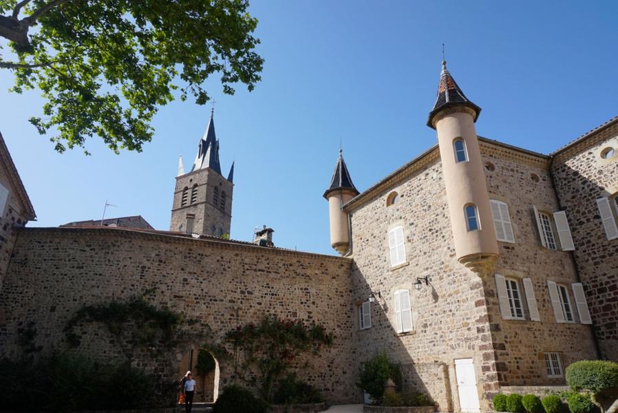 Thueyts - Château de Blou et ses roses ©sourcesetvolcans