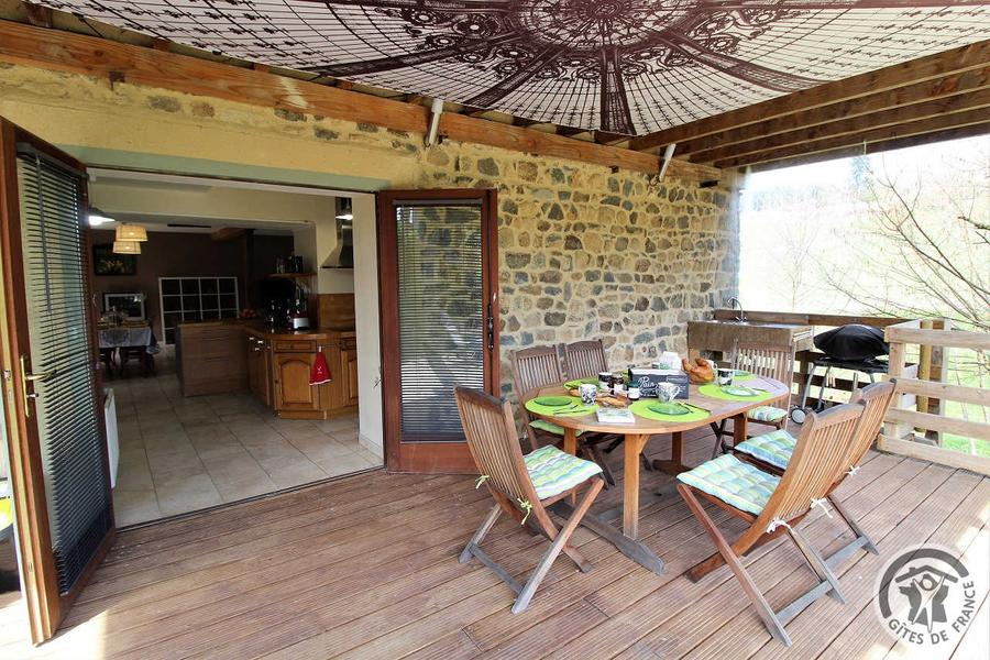 \'Gîte de Basse Comté\' (avec piscine chauffée) à Cublize (Rhône - Beaujolais Vert - Lac des Sapins) : la grande terrasse et porte-fenêtre (accès direct depuis l\'espace cuisine).