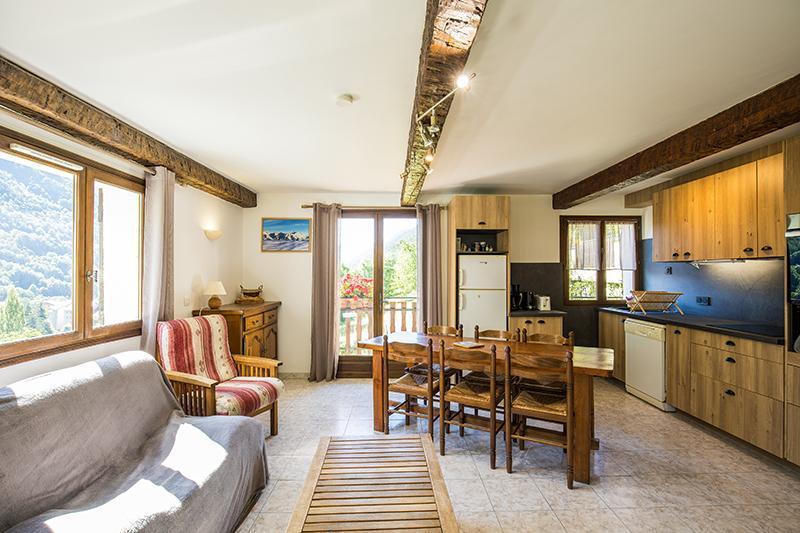 Gîte Les Cytises-Séjour/Cuisine-Saint-Étienne-de-Tinée-Gîtes de France des Alpes-Maritimes