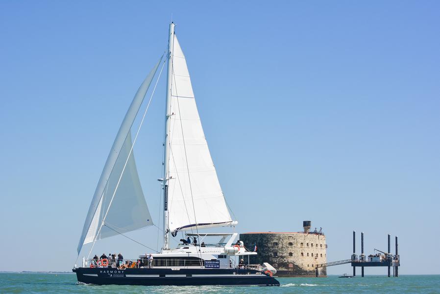 Le catamaran devant le Fort Boyard.