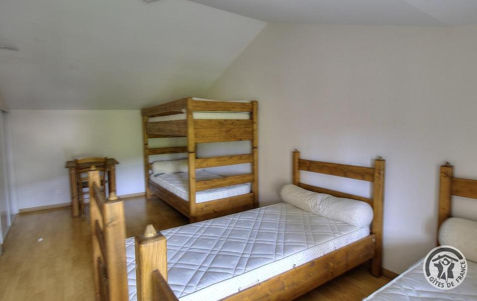 Grand Gîte communal - 15 personnes à Affoux - centre du village, en Haut Beaujolais, dans le Rhône : Dortoir - 4 personnes - 1 lit superposé et 2 lits simples au 2ème étage.
