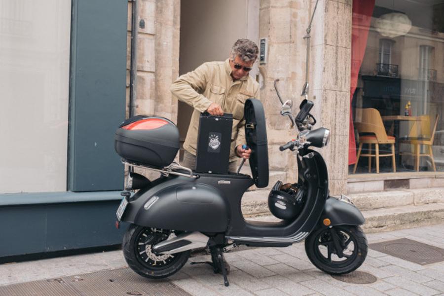 Découvrir les calanques en scooter électrique avec GPS!