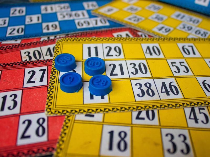 Cartons de loto sur une table