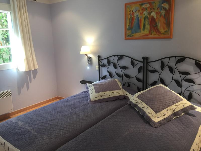 Chambre avec 2 lits simples accollables en lit double