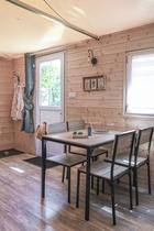 Pièce de vie chalet toilé camping Bords du Guiers