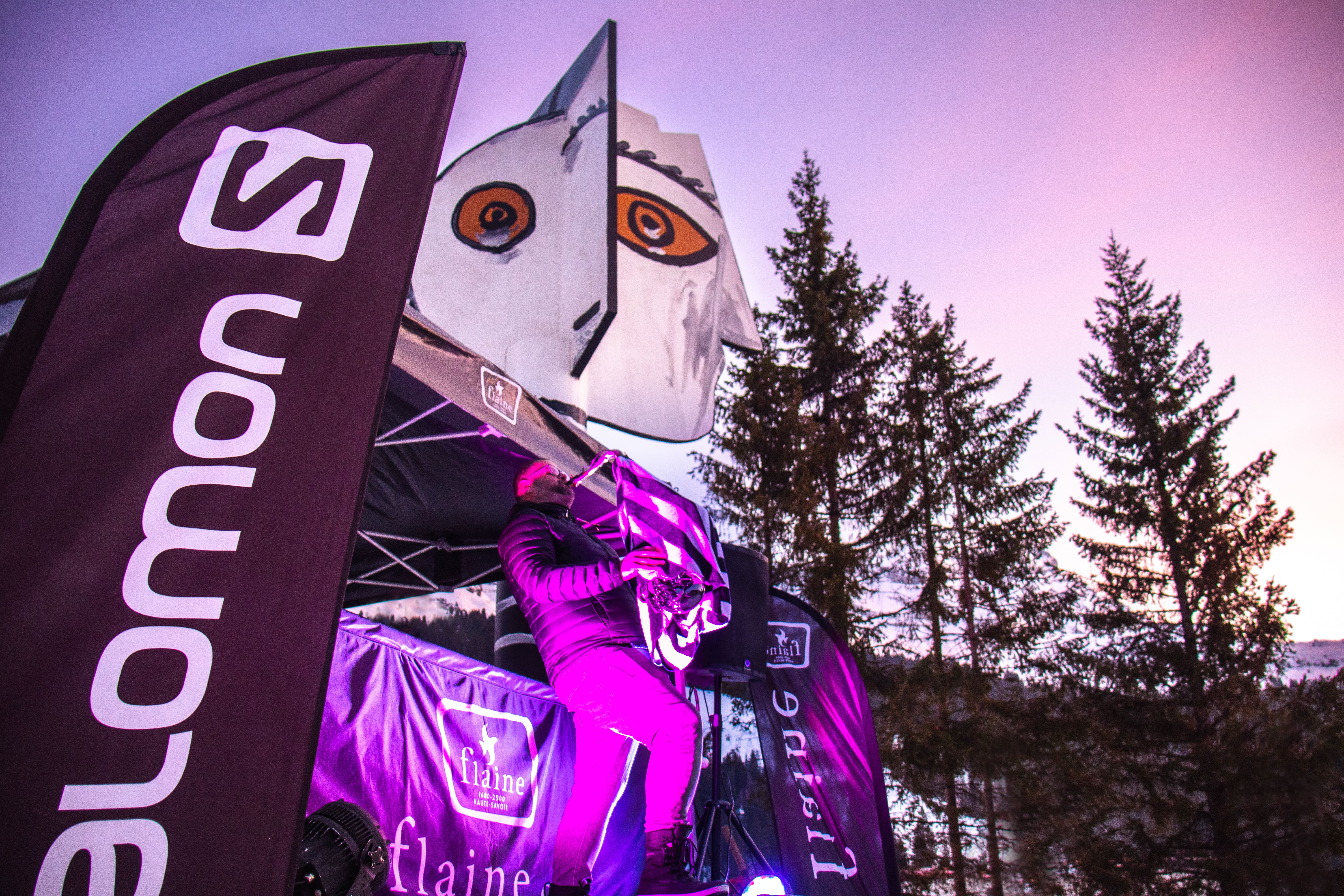 DJ set sous la sculpture de la Tête de Femme de Pablo Picasso