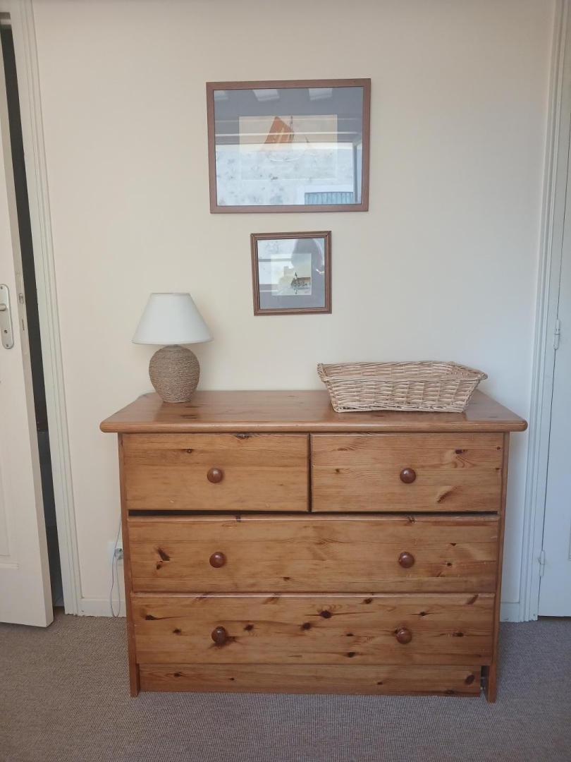 petit meuble dans la chambre du palier