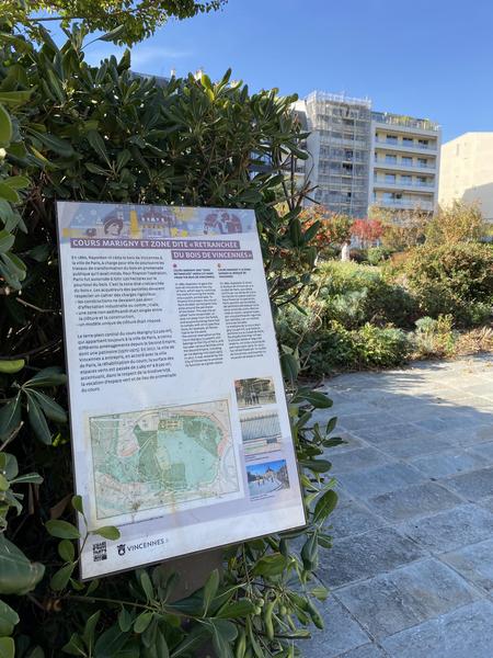 Panneau du patrimoine sur le cours Marigny 