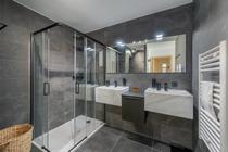 Salle de bains avec douche et doubles vasques