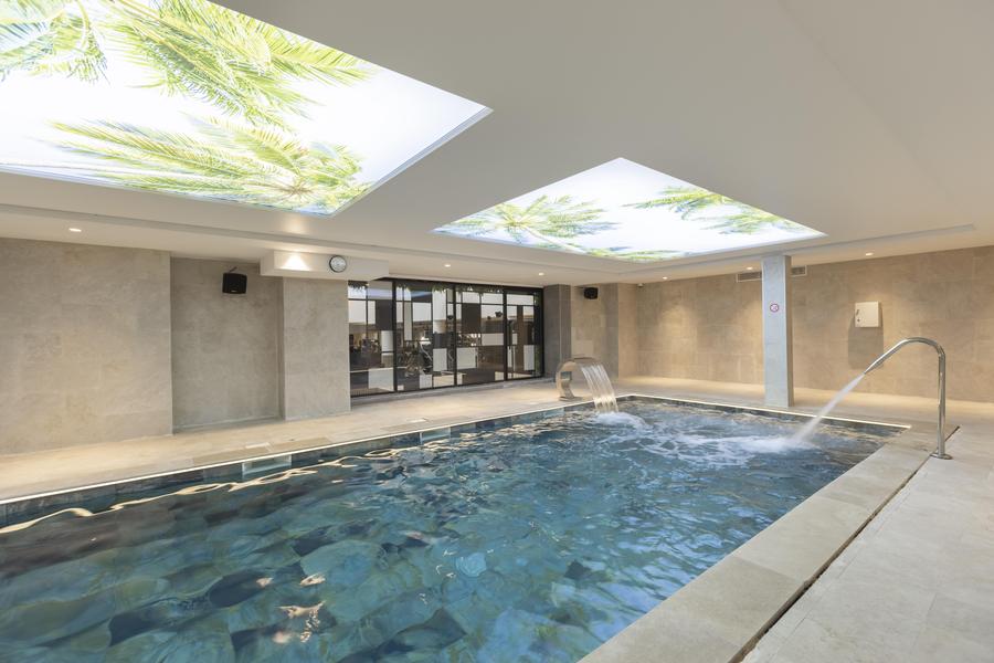 Piscine chauffée à 31 degrés, proposant des équipements de balnéothérapie, et des cours collectifs aquatiques