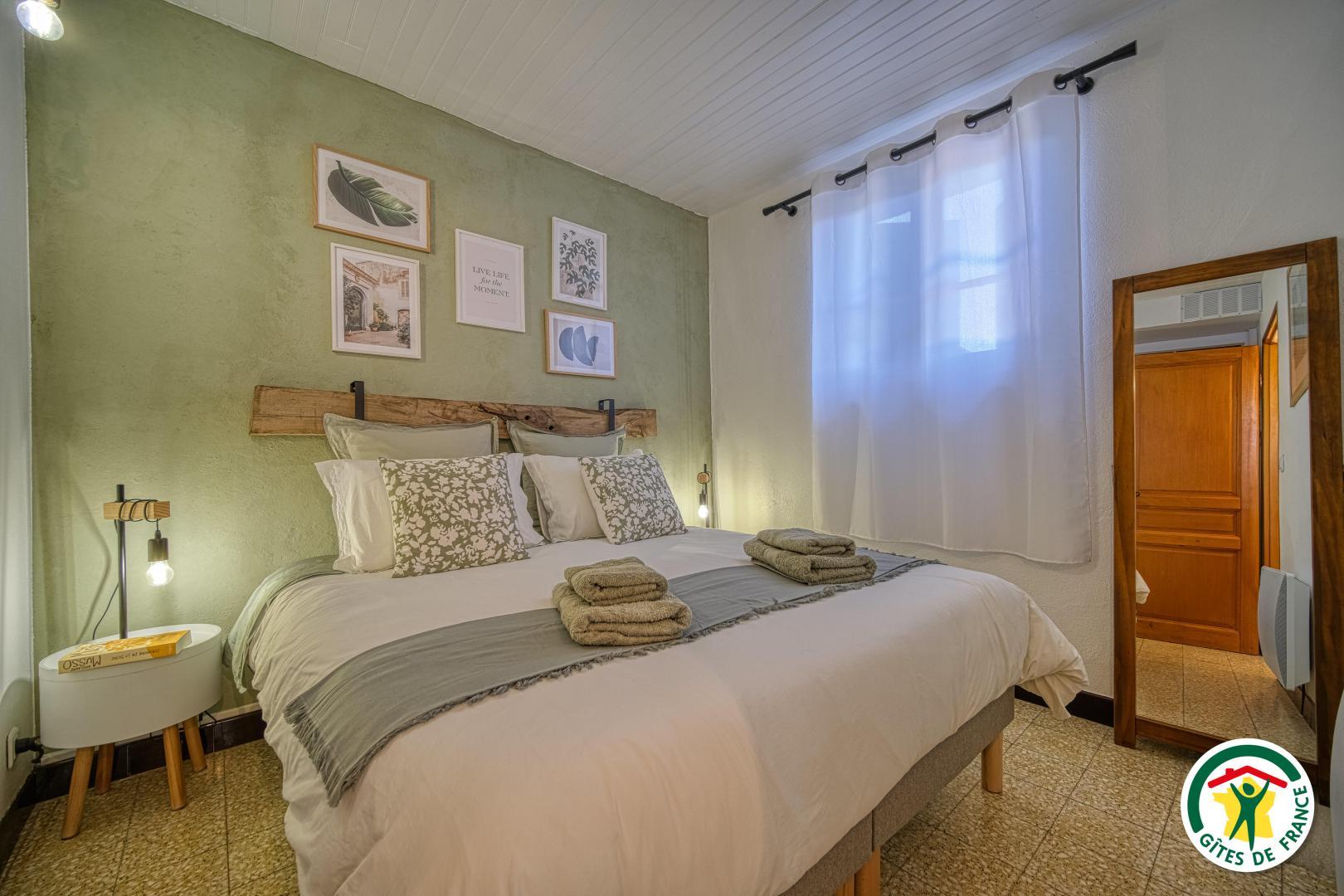 La chambre, avec le lit double (1x140)