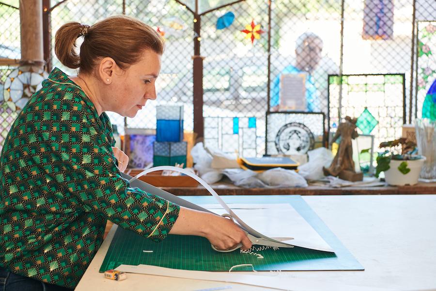 Sandrine Lagoutte dans son atelier au vitrail de Saint-Maur 
