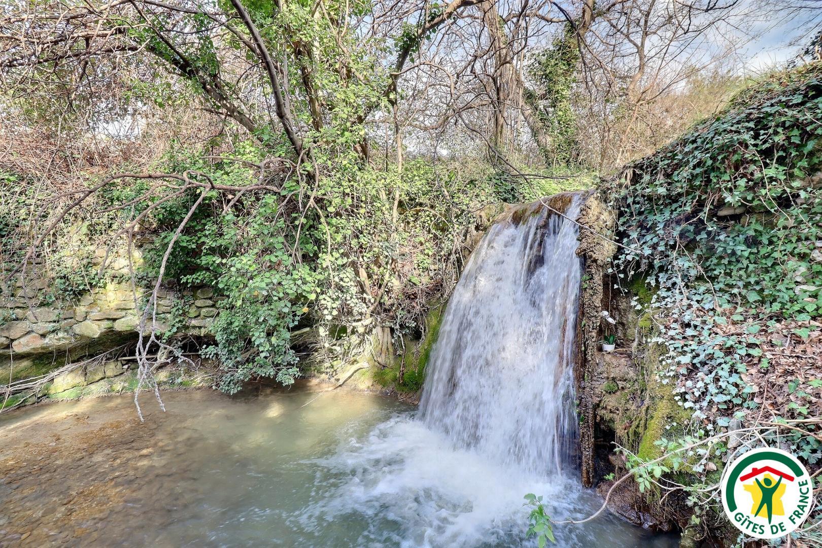 La cascade sur la propriété, en accès libre, enfants à surveiller