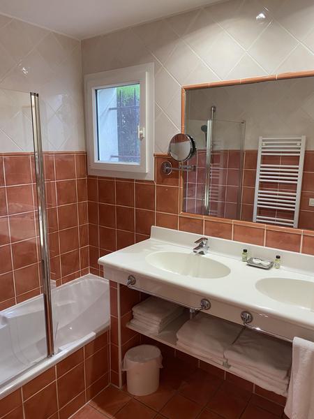 Salle de bain avec baignoire