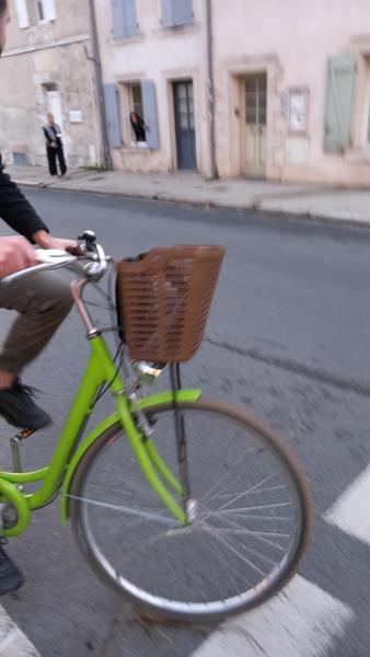 Zoom sur la roue avant d'un vélo.