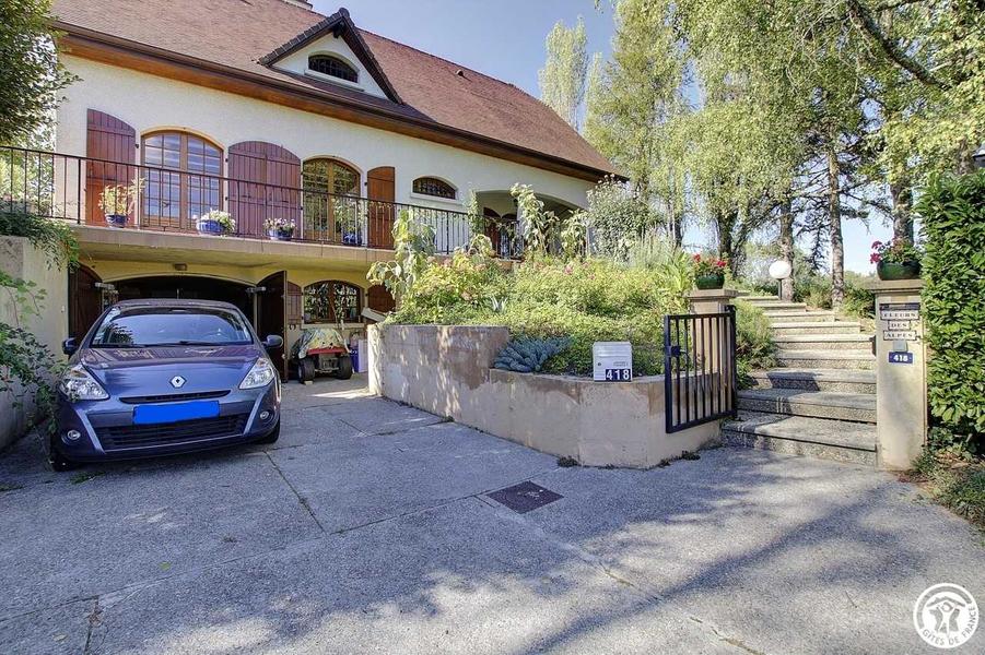 parking privé et garage fermé pour les vélos ou les motos