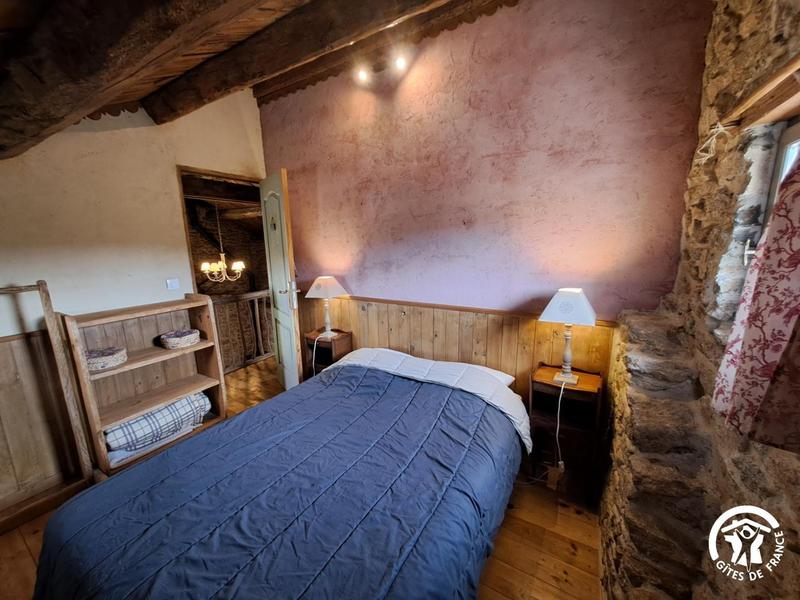 Chambre avec un lit double