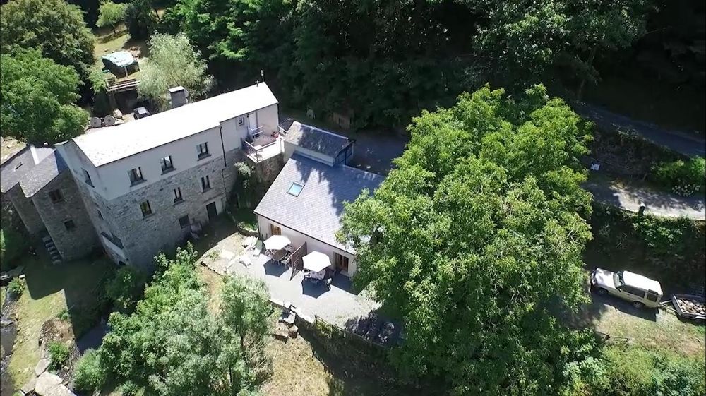 La petite terrasse en haut de la bâtisse principale est celle de la Chambre d'hôtes. 