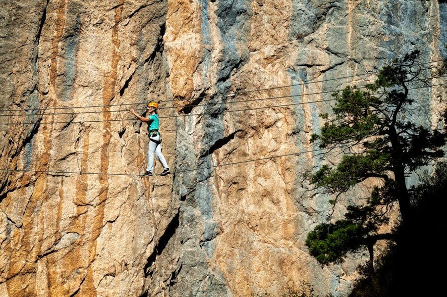 Via ferrata de la Grande fistoire - Le pont népalais et ses 34 mètres de câbles très détendus