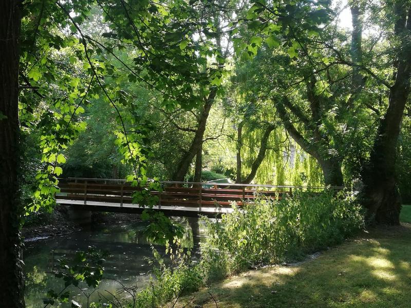 Passerelle sur le bief du moulin, à l'ombre des saules