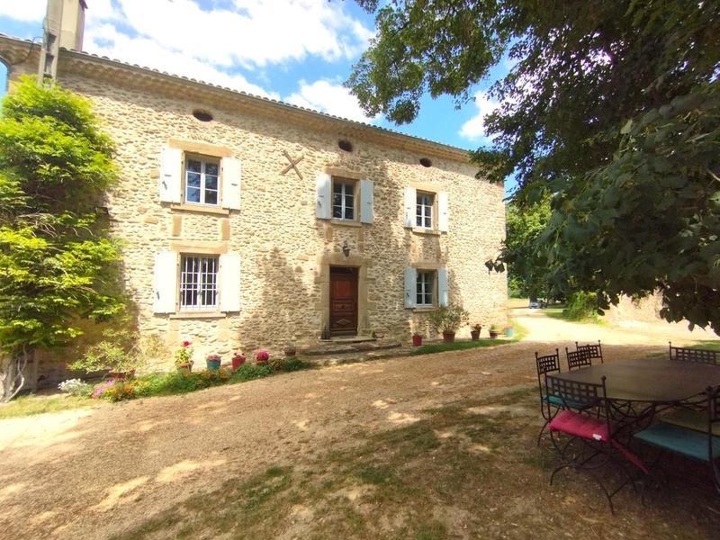 Entrée du gîte et salon de jardin à l'ombre de l'arbre