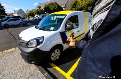 Personne débloquant une yélomobile via l'application mobile