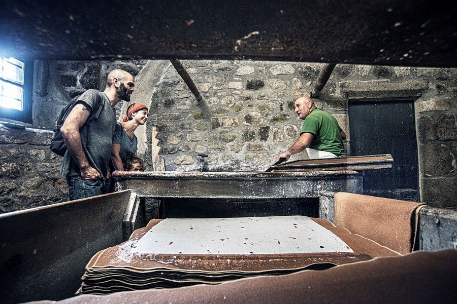 Visites et Ateliers d'initiation papier au moulin Richard de Bas