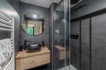 Salle de bains avec douche, vasque et son meuble, sèche serviettes