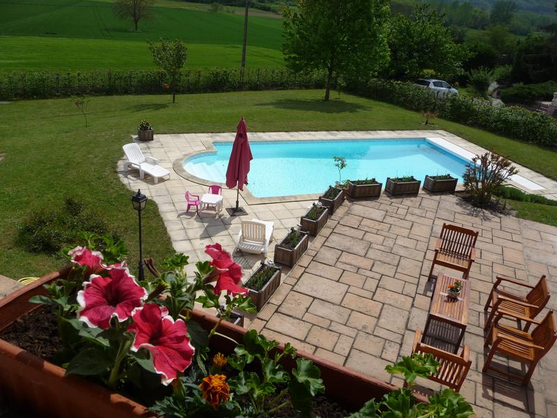 Vue sur la piscine - Chambres d'hôtes à l'Orée des vignes à Saint-Chef en Dauphiné